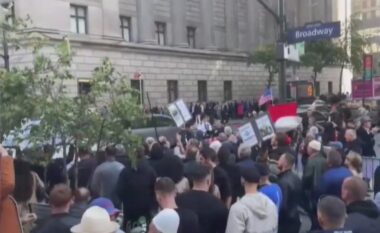 Shqiptarët demokratë presin me protestë Edi Ramën në New York