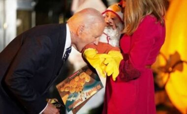 VIDEO/ Joe Biden “kafshon” një foshnjë në festën e Halloween