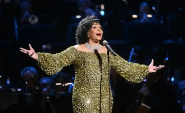 Koleksioni i bizhuterive të Shirley Bassey thyen rekordin botëror me çmimin në ankand