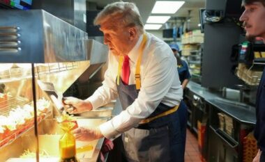 VIDEO/ Trump shërbeu patate të skuqura në McDonald’s – “klientët” u kontrolluan paraprakisht nga Shërbimi Sekret i SHBA-së