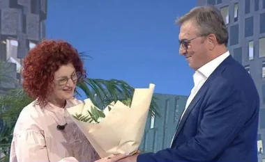 Historia e dashurisë brenda spitalit, shefi i Urgjencës surprizon në studio mjeken