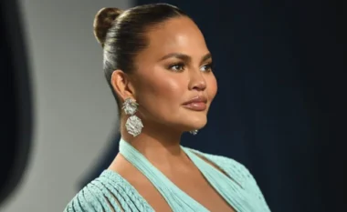 Chrissy Teigen flet “pa dorashka” për përvojën e abortit: “Nuk e dija çfarë po bëja”