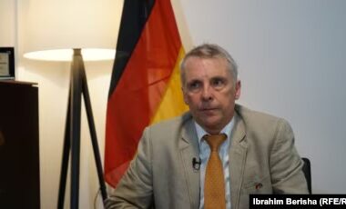 Ambasadori gjerman kërkon përparim në dialogun Kosovë-Serbi