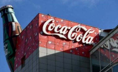 Coca-Cola tërheq prej tregut miliona shishe plastike për arsye sigurie