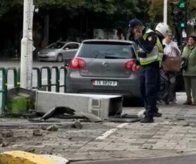 Aksident në Tiranë, makina humb kontrollin dhe përfundon në trotuar