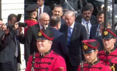 Erdogan pritet me ceremoni zyrtare/ Begaj: Mirë se vjen miku i Shqipërisë dhe shqiptarëve