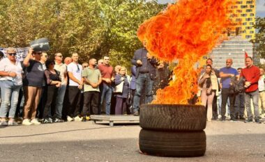 Protesta e opozitës/ Digjen gomat te Bashkia e Tiranës, Blushi: Është koha e përballjes dhëmbë për dhëmbë