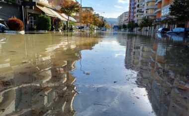 PAMJE/ Situata alarmante nga reshjet, Vengu jep lajmin “e madh”: 24 efektivë të FA-ve në Vlorë