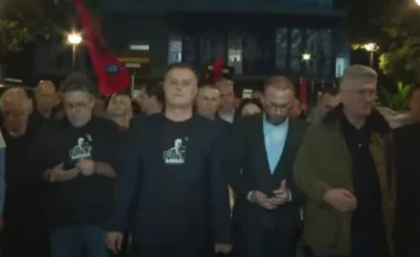 Tubimi pa fjalime i opozitës/ Nis marshimi i protestuesve nga selia e PD drejt Kryeministrisë!