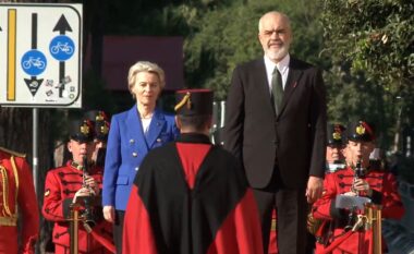 Ursula von der Leyen mbërrin në Tiranë, pritet me ceremoni nga Rama