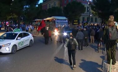 Fillon “mosbindja civile”/ Protestuesit e opozitës ndalojnë trafikun në qendër të Tiranës