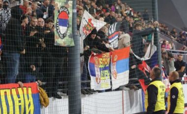 BEOGRADI NUK NJEH LIMITE/ Në ndeshjen Serbi-Zvicër, stadiumi i mbushur me simbole kundër Shqipërisë, ndeshja vijon normalisht