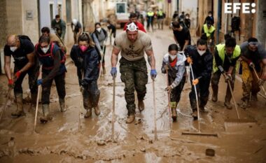 Mbi 45,000 vullnetarë në Valencia për të ndihmuar në përpjekjet e pastrimit