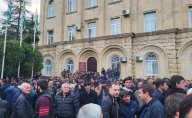 Protestuesit sulmojnë Parlamentin në rajonin Abkhazi të Gjeorgjisë, kundërshtojnë marrëveshjen me Rusinë