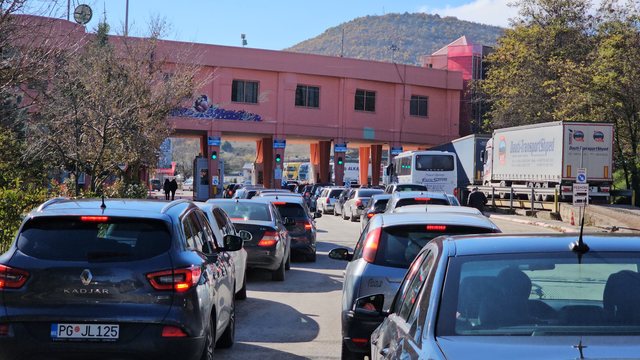 PAMJE/ Qindra shqiptarë i janë drejtuar Tiranës, ndeshja Shqipëri-Çeki shkakton fluks të Qafë Thanë