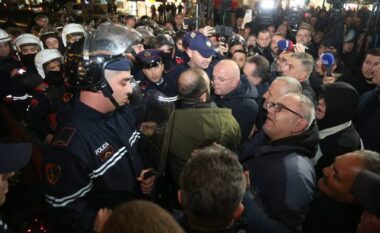 EMRI/ Protesta e opozitës, gjykata e Tiranës vendos ‘arrest në shtëpi’ për protestuesin