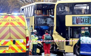 Përplasen dy autobusë dykatësh, përfundojnë në spital dhjetëra persona