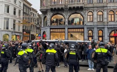 Pas dhunës në futboll, policia holandeze ndalon protestën propalestineze