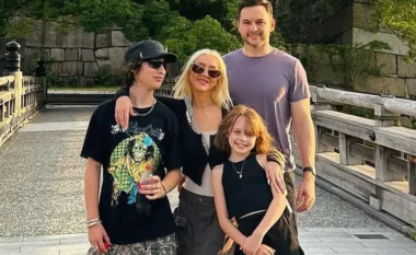 Christina Aguilera ndan fotografinë e rrallë me familjen e saj!