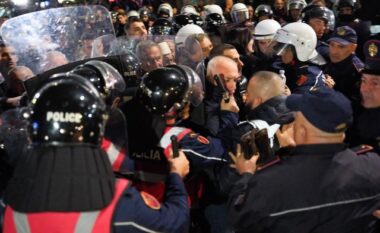 VIDEO/ Policia nis sulmin ndaj protestuesve me ujë te Bashkia e Tiranës, Noka: Sokol Bizhga po drejton falangat e krimit kundër qytetarëve!