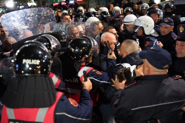 VIDEO/ Policia nis sulmin ndaj protestuesve me ujë te Bashkia e Tiranës, Noka: Sokol Bizhga po drejton falangat e krimit kundër qytetarëve!