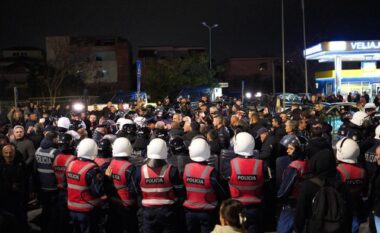 FOTO+VIDEO/ “Na lini të protestojmë”! Qytetarët përplasen me efektivët te Pallati me Shigjeta