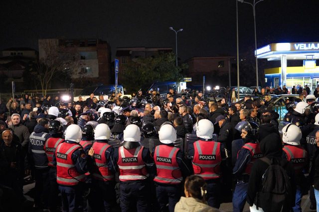 FOTO+VIDEO/ “Na lini të protestojmë”! Qytetarët përplasen me efektivët te Pallati me Shigjeta