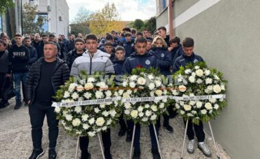 Me kurora me lule dhe lot në sy, shokët e skuadrës përcjellin në banesën e fundit Martin Canin