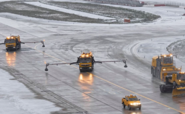 Stuhi bore në Francë, anulime fluturimesh e vonesa në aeroporte