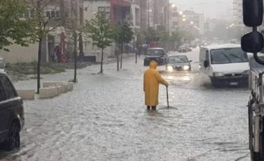 Moti i keq ‘mbërthen’ Shqipërinë/ Ministria del me njoftim zyrtar: Këto akse rrugore janë të bllokuara