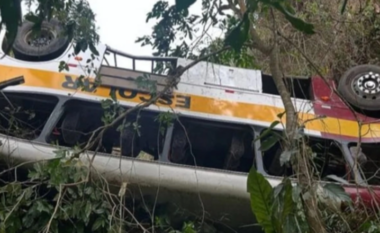 Aksidenti tragjik/ Autobusi del nga rruga dhe përfundon në humnerë, humbin jetën 17 persona (VIDEO)