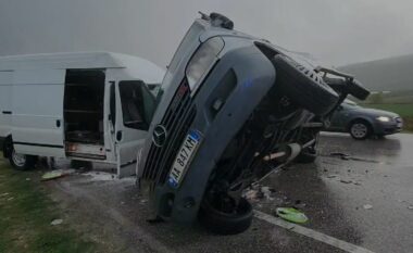 Përplasen automjetet ‘kokë më kokë’ në Pogradec, raportohet për të plagosur