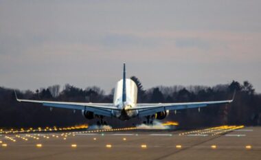 Momente tmerri në avion, pasagjeri kërcënon stjuardesën dhe tenton të hapë derën e emergjencës (VIDEO)