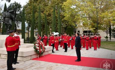 Begaj uron Pavarësinë nga Sheshi i Flamurit në Vlorë, vendos kurorën me lule në vendin ku prehet Ismail Qemali