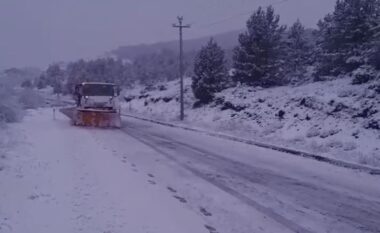 Reshjet e dëborës në qarkun e Korçës, zbardhet Dardha dhe Voskopoja (VIDEO)