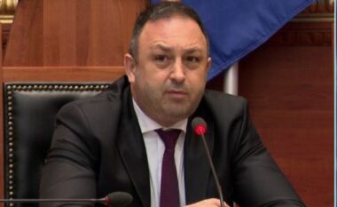 Mbetjet toksike/ Shehaj kërkon shpjegim, ministri Ervin Hoxha: Shumë shpejt kontejnerët do të zbresin në një hapësirë publike