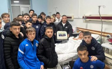 I doli në mbrojtje 14-vjeçarit Martin Cani, shokët e skuadrës së Dinamos surprizojnë Luisin në spital