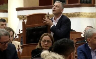 Bledjon Nallbati mallkon socialistët: Mos u ngopshi dhe ju zënçin fytin, na faturuat 2 mln lekë për karriget