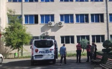 Morën para për të kaluar studenten, detaje nga arrestimi i pedagogëve në Elbasan, një ende në kërkim