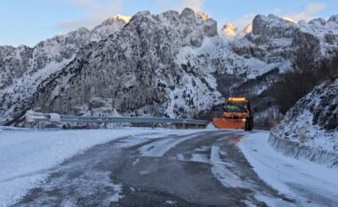 Shkodër/ Rënie gurësh në rrugët malore, reshje bore në aksin Borë-Theth, ja situata