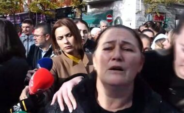 Thirrni ambulancën, tezja e Martin Canit nuk mban lotët, protestueses i bie të fikët para kamerave