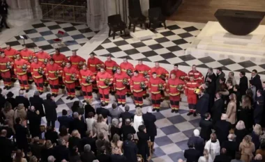 VIDEO/ Të ftuarit në “Notre-Dame” duartrokasin zjarrfikësit që shpëtuan katedralen para 5 vitesh