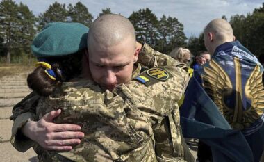 Rusia dhe Ukraina shkëmbejnë 300 të burgosur lufte