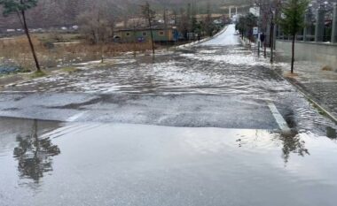 Shiu përmbyt rrugët në Bulqizë, bora shkakton probleme në male