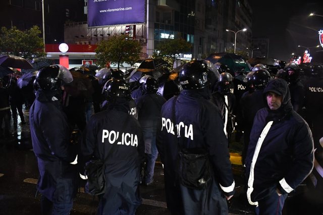 Protesta e opozitës në Tiranë/ 7 të arrestuar dhe 21 deputetë të proceduar