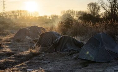 Të shtëna me armë rreth kampit francez të emigrantëve, të paktën pesë viktima! Vetëdorëzohet autori i dyshuar