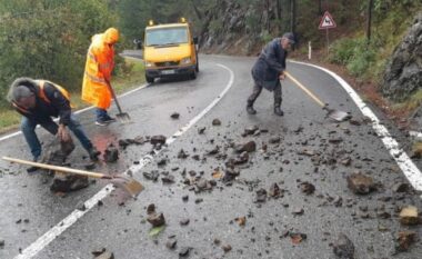 Rënia e gurëve bllokon akset nacionale në Kukës, vështirësi në qarkullimin e mjeteve në disa segmente