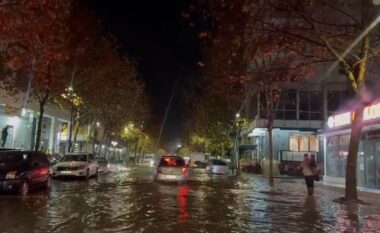 FOTO-LAJM/ Durrësi si ”Venecia”, reshjet e shiut përmbytin rrugët, vështirësi në qarkullimin e mjeteve dhe kalimtarëve