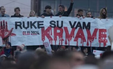 VIDEO/ Tentohet të shtypen me makinë protestuesit kundër Vuçiçit në Serbi