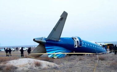 Tragjedia/ Detaje tronditëse nga rrëzimi i avionit në Kazakistan: Ekuipazhi luftoi deri në fund, rusët nuk i lejuan…